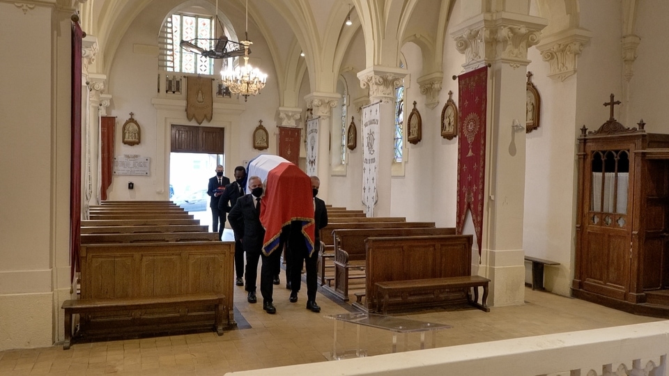 Arrivée du cercueil de M. Genevoix dans l'église des Éparges